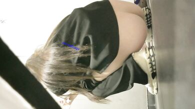 商场女厕全景偷拍女神级大美女嘘嘘B毛修剪的很有型BB也很嫩